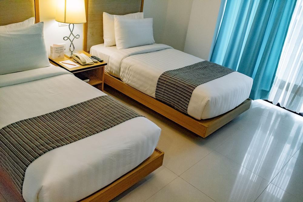 Crown Regency Courtyard Resort Balabag  Exterior foto