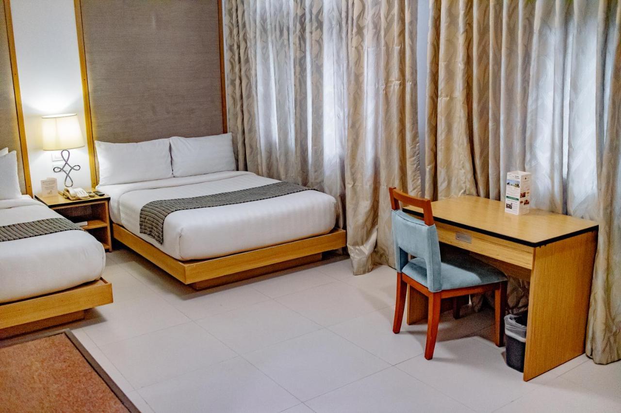 Crown Regency Courtyard Resort Balabag  Exterior foto