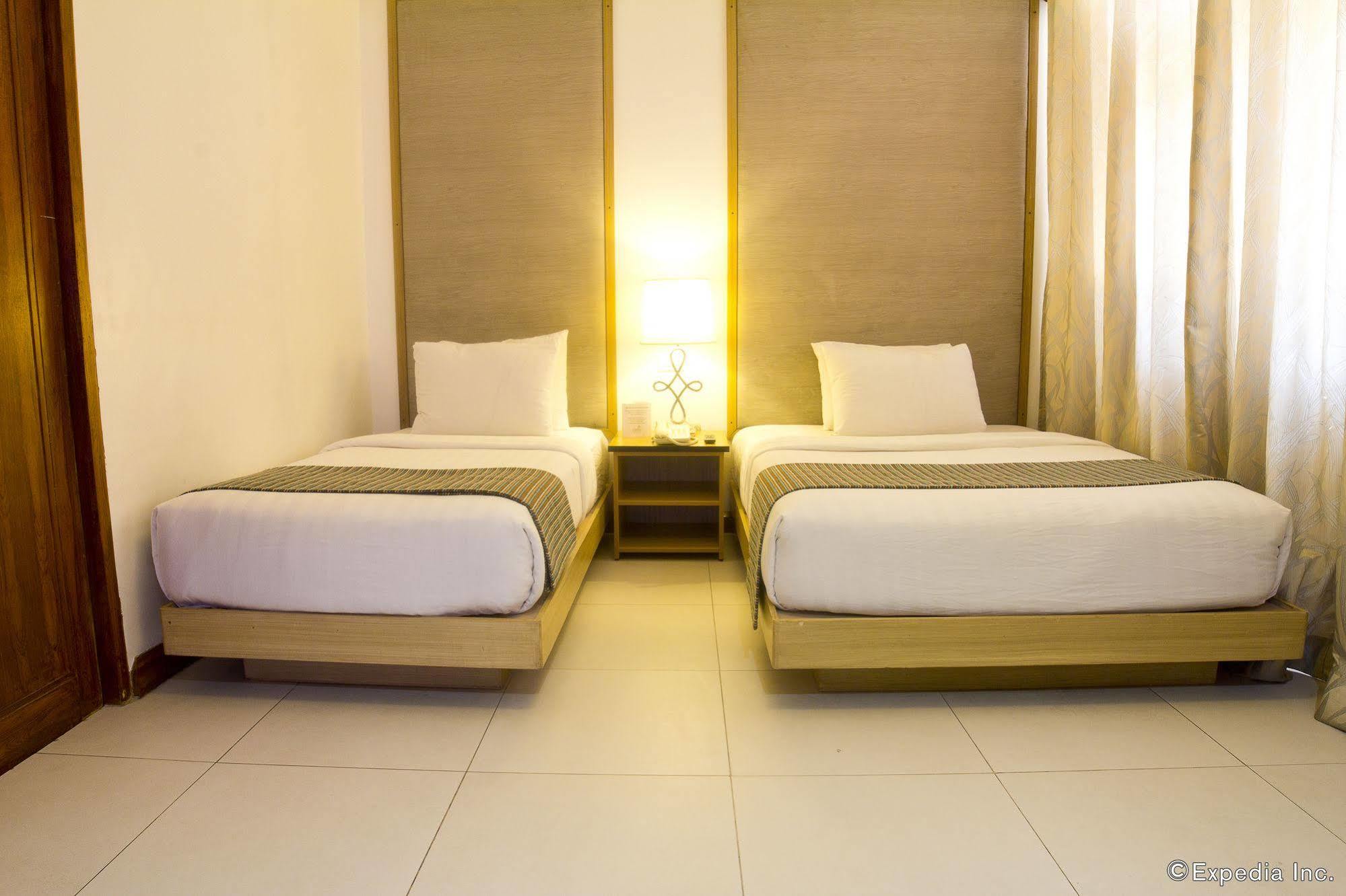 Crown Regency Courtyard Resort Balabag  Exterior foto