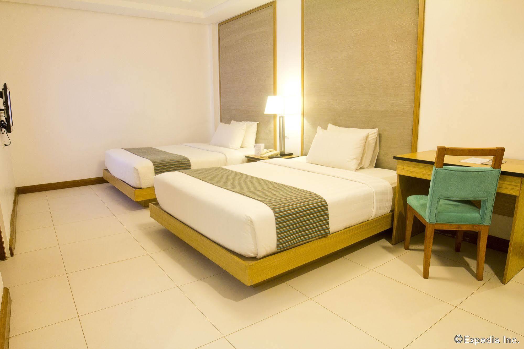 Crown Regency Courtyard Resort Balabag  Exterior foto